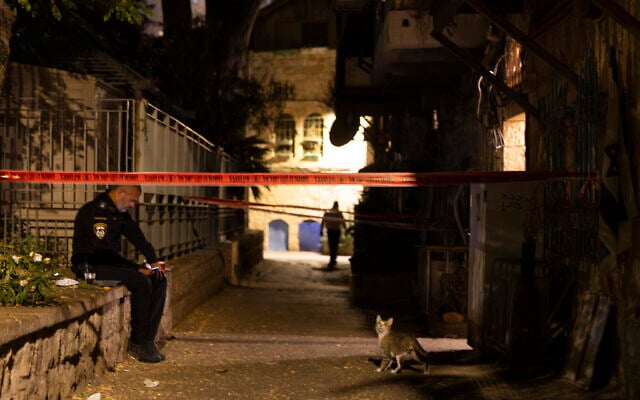 Police officers at the scene of the murder of a 19-year-old man in the Nachlaot neighborhood of Jerusalem, July 11, 2026 (Chaim Goldberg/Flash90)