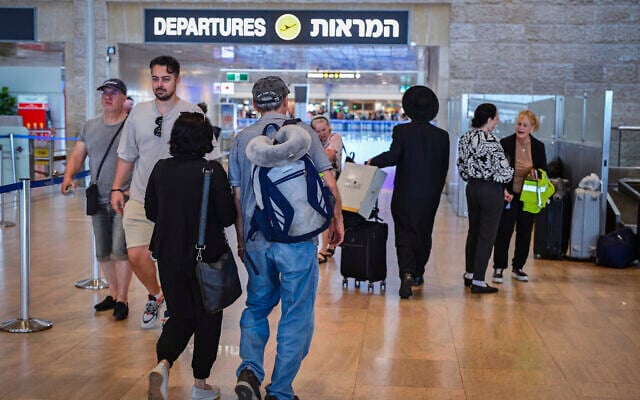 Passengers at Ben Gurion Airport near Tel Aviv, July 16, 2026. (Avshalom Sassoni/Flash90)