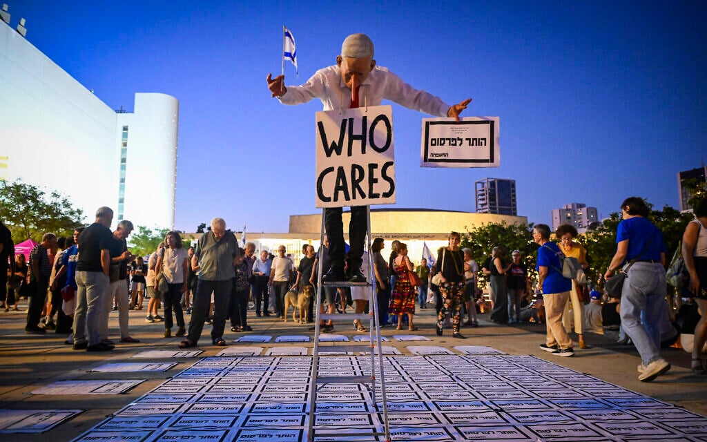 Demonstrators protest against Prime Minister Benjamin Netanyahu and his government at Habima Square in Tel Aviv, July 18, 2026. (Avshalom Sassoni/Flash90)