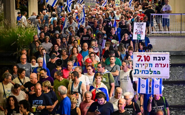 Demonstrators protest against Prime Minister Benjamin Netanyahu and his government at Habima Square in Tel Aviv, July 18, 2026. (Avshalom Sassoni/Flash90)