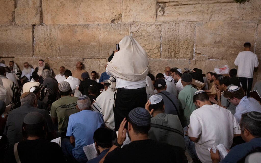 Worshipers mark Tisha B’Av at the Western Wall in Jerusalem’s Old City, July 22, 2026. (Yonatan Sindel/Flash90)