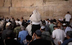 Worshipers mark Tisha B’Av at the Western Wall in Jerusalem’s Old City, July 22, 2026. (Yonatan Sindel/Flash90)