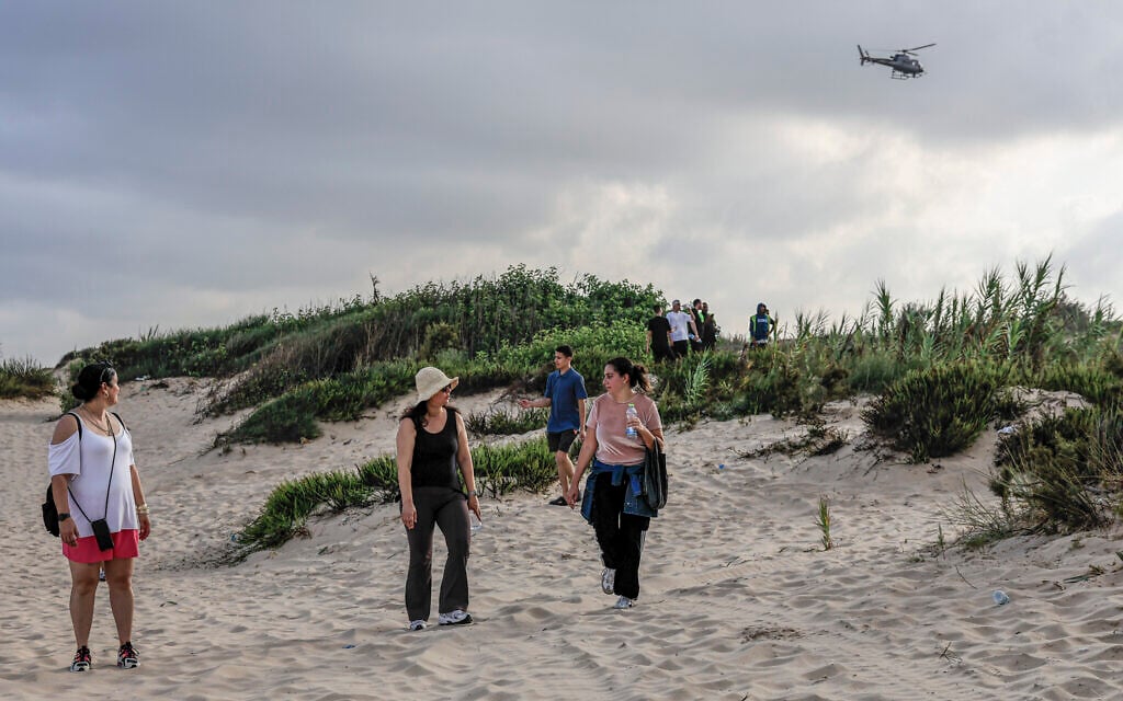 Israeli police officers, rescue teams and volunteers take part in extensive search efforts for a four-year-old boy who went missing near Hofit Beach in Ashkelon, southern Israel, on July 24, 2026. (Tsafrir Abayov/Flash90)