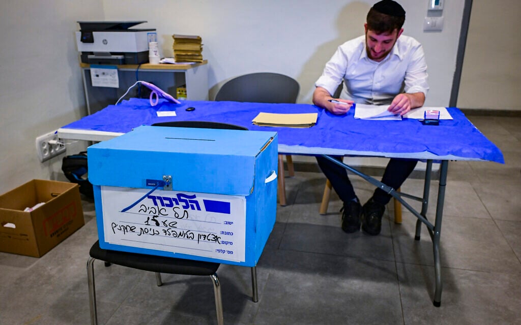 People at polling station during a Likud party internal vote in Tel Aviv, July 27, 2026. (Avshalom Sassoni/Flash90)