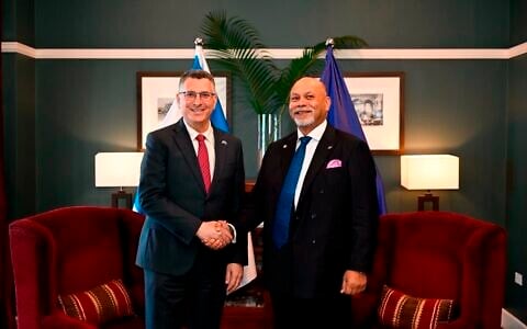 Foreign Minister Gideon Sa'ar (left) meets with Nauruan Foreign Minister Lionel Aingimea in Fiji, June 2025. (Gideon Sa'ar on X)