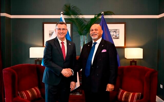 Foreign Minister Gideon Sa'ar (left) meets with Nauruan Foreign Minister Lionel Aingimea in Fiji, June 2025. (Gideon Sa'ar on X)
