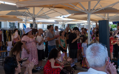 A crowd gathers to listen to Oren Pesso and his daughter Renee perform at Hatachana Park in Tel Aviv, July 24, 2026. (Theia Chatelle/JTA)