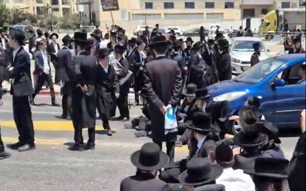 Haredim protest at IDF induction centers against peers who enlist
