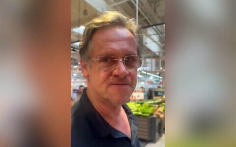 An Irish man is filmed after allegedly making an antisemitic remark, in a clip posted to social media August 11, 2026. (@ListentoLewko on X)