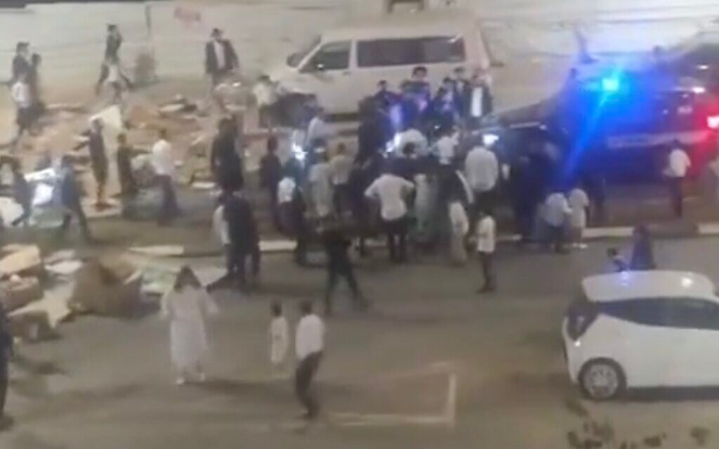 Haredim in Bnei Brak block cars from accessing secular neighborhood ahead of Sabbath