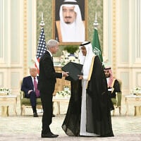 US Secretary of Energy Chris Wright (C-L) and Saudi Arabia’s Energy Minister Prince Abdulaziz bin Salman (C-R) exchange folders as US President Donald Trump (L) and Saudi Arabia’s Crown Prince Mohammed bin Salman (R) look on during a bilateral meeting in Riyadh on May 13, 2025. (Brendan SMIALOWSKI/AFP)