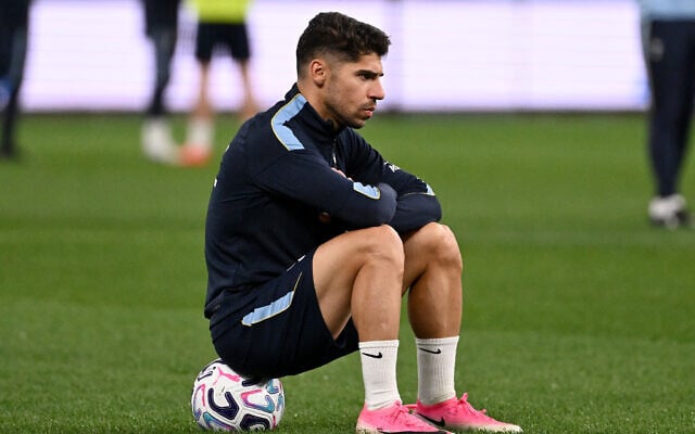 Manor Solomon takes a rest during a training session at Allianz Stadium in Sydney on July 31, 2026, ahead of a pre-season friendly between Tottenham and Chelsea. (SAEED KHAN/AFP)