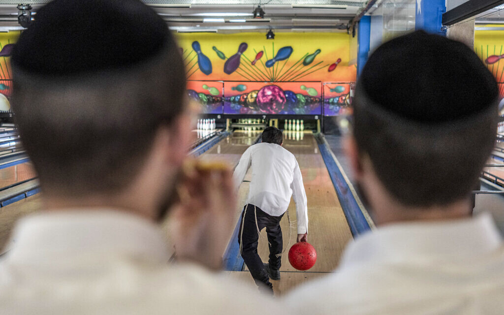 Ultra-Orthodox Jewish youth bowl at a bowling alley during Bein Hazmanim, a period of vacation in Jewish Orthodox yeshivas, in Jerusalem on August 10, 2026. (ilia YEFIMOVICH/AFP) Ultra-Orthodox Jewish youth bowl at a bowling alley during Bein Hazmanim, a period of vacation in Jewish Orthodox yeshivas, in Jerusalem on August 10, 2026. (ilia YEFIMOVICH/AFP)