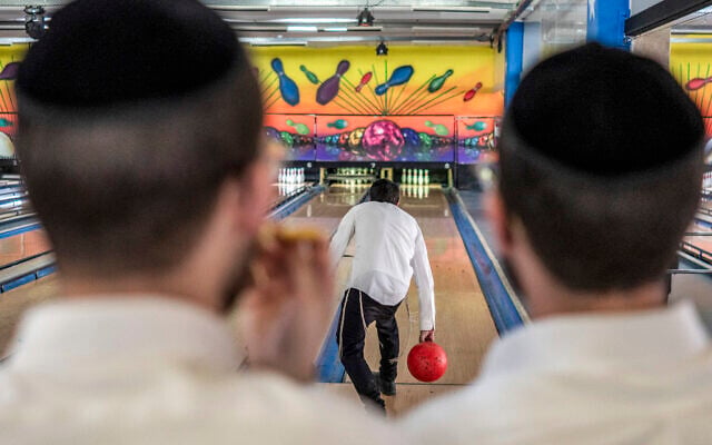 Ultra-Orthodox Jewish youth bowl at a bowling alley during Bein Hazmanim, a period of vacation in Jewish Orthodox yeshivas, in Jerusalem on August 10, 2026. (ilia YEFIMOVICH/AFP)