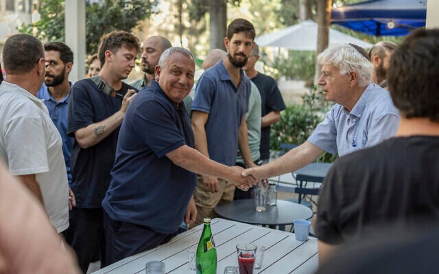 Gadi Eisenkot (C), head of the Yashar political party, holds a meet-and-greet with people at a coffee shop as part of his campaign ahead of Israel’s general elections in Jerusalem on August 12, 2026. (ilia YEFIMOVICH/AFP)