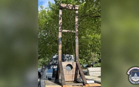 This handout photo from the US Capitol Police taken on August 25, 2026, shows a guillotine in the back of a pickup truck on the 100 block of East Capitol Street in Washington, DC, near the US Capitol and Supreme Court. (Handout/US Capitol Police/AFP)