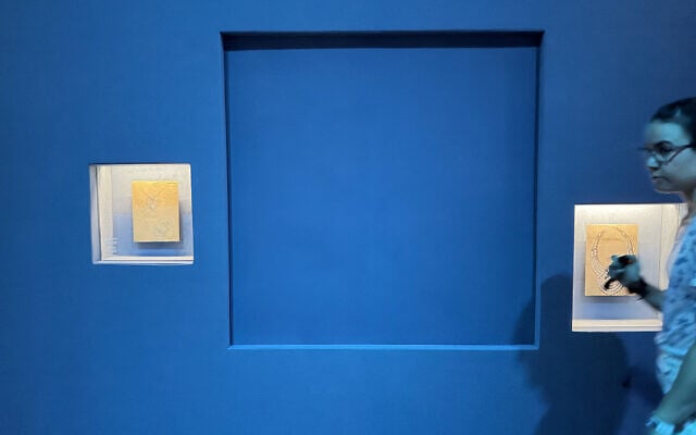 A blue panel covers the area where a display case was smashed and a Van Cleef and Arpels necklace was stolen at Vienna’s Museum of Applied Arts (MAK), in Vienna, Austria, on August 28, 2026. (Jeremy AUDOUARD/AFP) A blue panel covers the area where a display case was smashed and a Van Cleef and Arpels necklace was stolen at Vienna’s Museum of Applied Arts (MAK), in Vienna, Austria, on August 28, 2026. (Jeremy AUDOUARD/AFP)