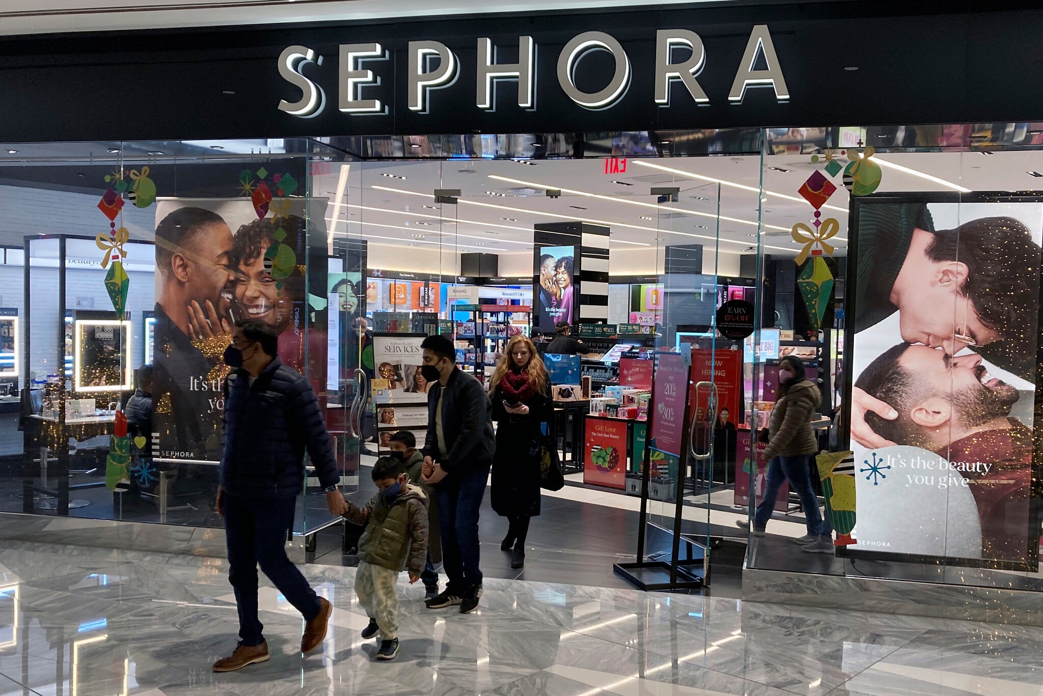 Beauty giant Sephora to open stores in Israel this month, with limited product range