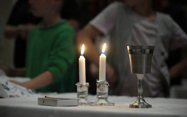 Illustrative: Congregants of the 104-year-old Pasadena Jewish Temple and Center which burned down in the Eaton fire, gather for Shabbat dinner at the First United Methodist Church in Pasadena, Calif., April 4, 2025. (AP Photo/Damian Dovarganes)