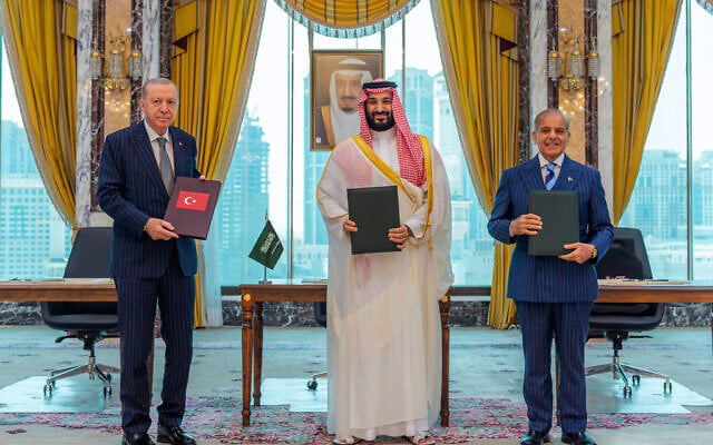 From left, Turkish President Recep Tayyip Erdogan, Saudi Crown Prince Mohammed bin Salman and Pakistani Prime Minister Shehbaz Sharif pose after signing a trilateral defense agreement in Mecca, Saudi Arabia, August 7, 2026. (Saudi Press Agency via AP)