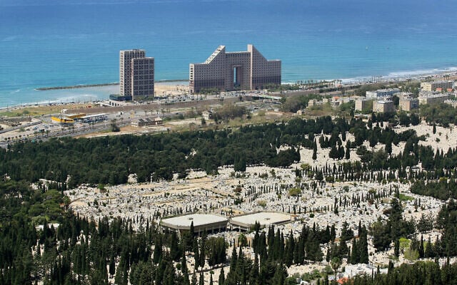 Illustrative view of the Kfar Samir Cemetery in Haifa. April 13, 2012. (Moshe Shai/FLASH90)