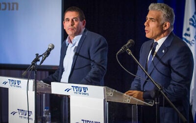 Chairman of the Yesh Atid party Yair Lapid and new member of the Yesh Atid party Yoav Segalovitz presenting the new project, titled “Nachshon Plan” during a joint press conference in Tel Aviv, April 3, 2017. (Flash90) Chairman of the Yesh Atid party Yair Lapid and new member of the Yesh Atid party Yoav Segalovitz presenting the new project, titled “Nachshon Plan” during a joint press conference in Tel Aviv, April 3, 2017. (Flash90)