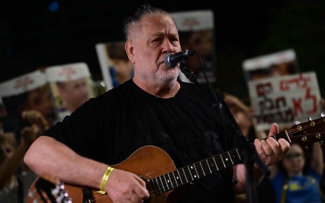 Israeli singer Yehuda Poliker performs during a rally calling for the release of Gaza hostages outside the Defense Ministry Headquarters in Tel Aviv, November 4, 2023. (Tomer Neubergr/Flash90)