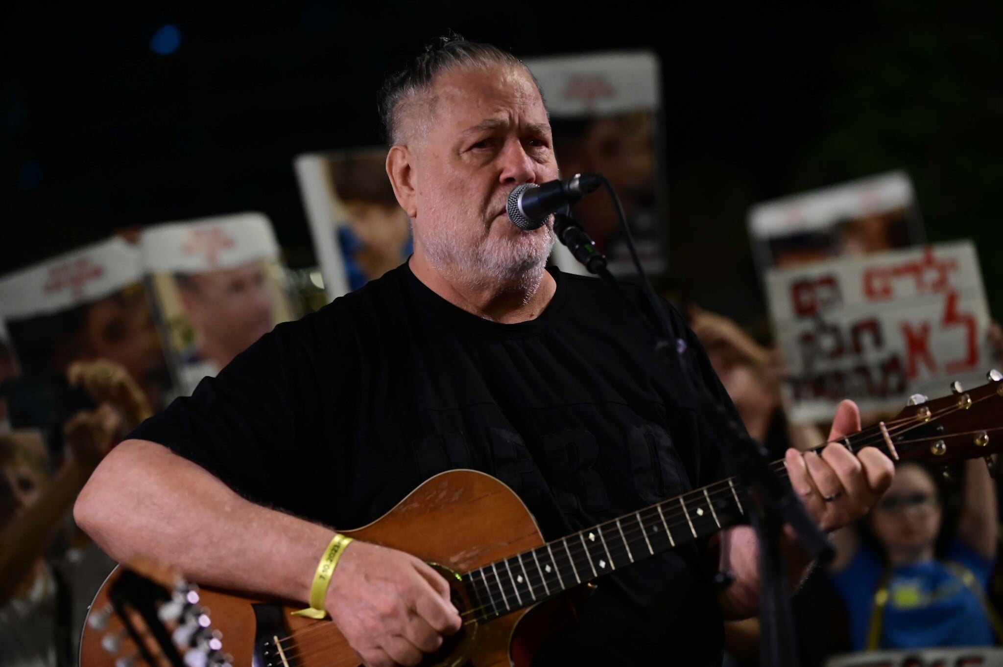 Police enlist musician Yehuda Poliker to assist in Tel Aviv suicide intervention