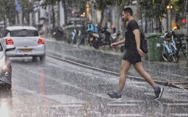 A rainy morning in Tel Aviv, September 17, 2024. (Yehoshua Yosef/Flash90) A rainy morning in Tel Aviv, September 17, 2024. (Yehoshua Yosef/Flash90)