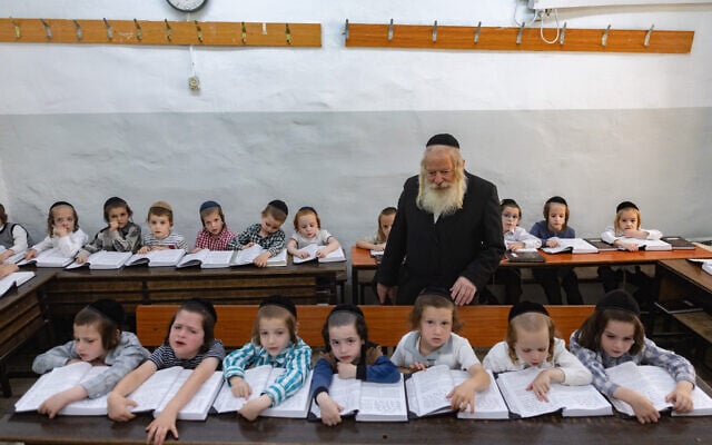 Young students in a classroom in the ultra-Orthodox Mea Shearim neighborhood of Jerusalem, August 25, 2025. (Chaim Goldberg/Flash90)