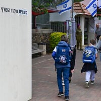 Children return to school following the ceasefire in the war with Hezbollah at Gamla Primary School in Katzrin, Golan Heights, April 19, 2026. (Michael Giladi/Flash90)