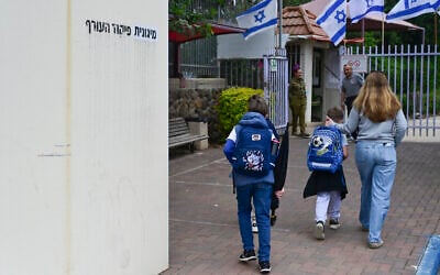 Children return to school following the ceasefire in the war with Hezbollah at Gamla Primary School in Katzrin, Golan Heights, April 19, 2026. (Michael Giladi/Flash90)