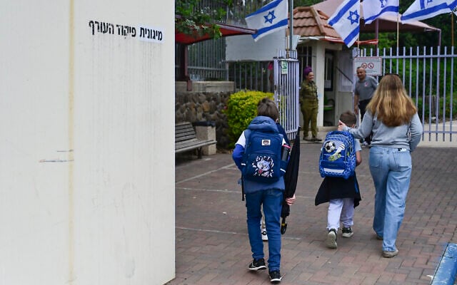Children return to school following the ceasefire in the war with Hezbollah at Gamla Primary School in Katzrin, Golan Heights, April 19, 2026. (Michael Giladi/Flash90)