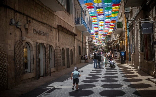 A largely empty pedestrian mall in central Jerusalem on August 2, 2026. (Yonatan Sindel/Flash90)