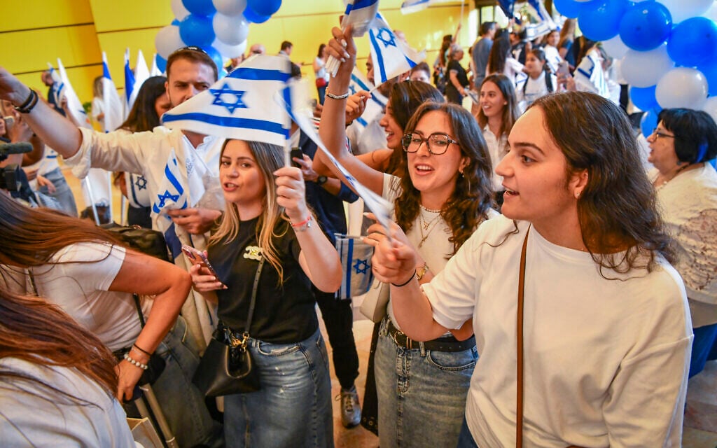New French Jewish immigrants arrive at Ben Gurion Airport on August 3, 2026. (Avshalom Sassoni/Flash90)