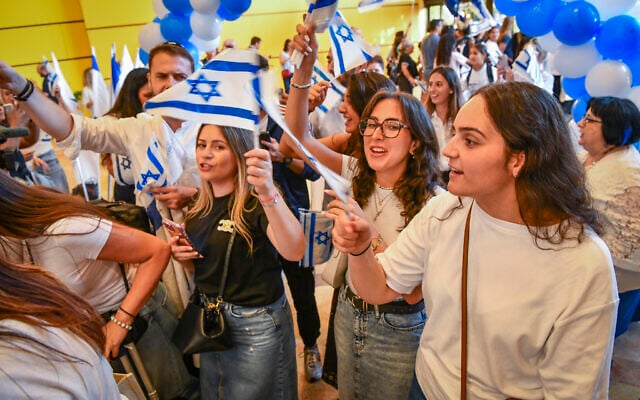 New French Jewish immigrants arrive at Ben Gurion Airport on August 3, 2026. (Avshalom Sassoni/Flash90)