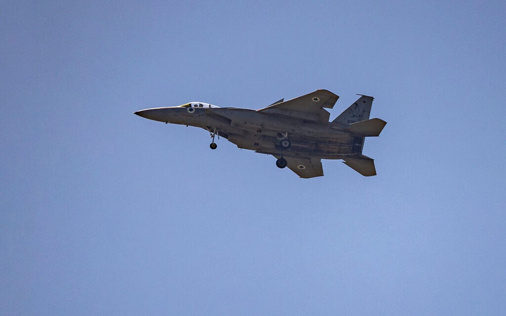 An Israeli Air Force warplane seen in the skies over central Israel, August 3, 2026. (Nati Shohat/Flash90)