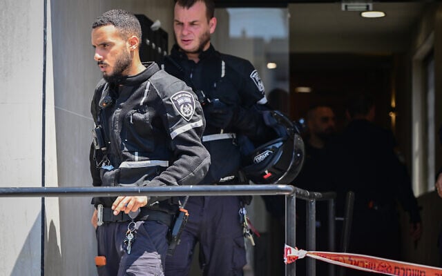 Police at the scene of where a well-known lawyer was murdered in apparent targeted killing at Rishon Lezion office, August 4, 2026. (Avshalom Sassoni/FLASH90)