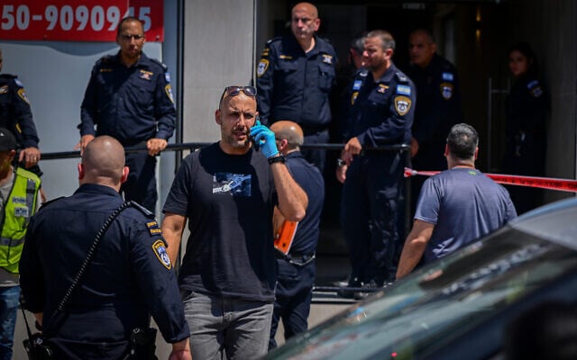 Police at the scene of where a well-known lawyer was murdered in apparent targeted killing at Rishon Lezion office. August 04, 2026. (Avshalom Sassoni/FLASH90)