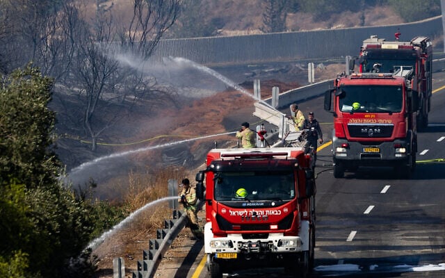 Firefighters try to extinguish a wildfire near the Ben Shemen Interchange along Highway 6, central Israel, August 4, 2026. (Oren Ben Hakoon/Flash90)