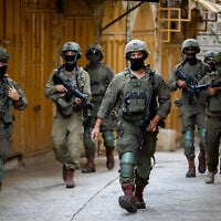 Israeli security forces guard as Jews tour in the West Bank city of Hebron, on August 8, 2026. (Wisam Hashlamoun/FLASH90)