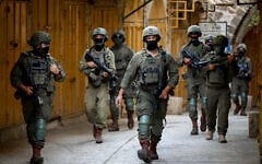 Israeli security forces guard as Jews tour in the West Bank city of Hebron, on August 8, 2026. (Wisam Hashlamoun/FLASH90)