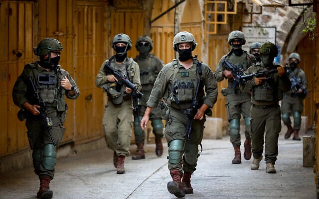 Israeli security forces guard as Jews tour in the West Bank city of Hebron, on August 8, 2026. (Wisam Hashlamoun/FLASH90)