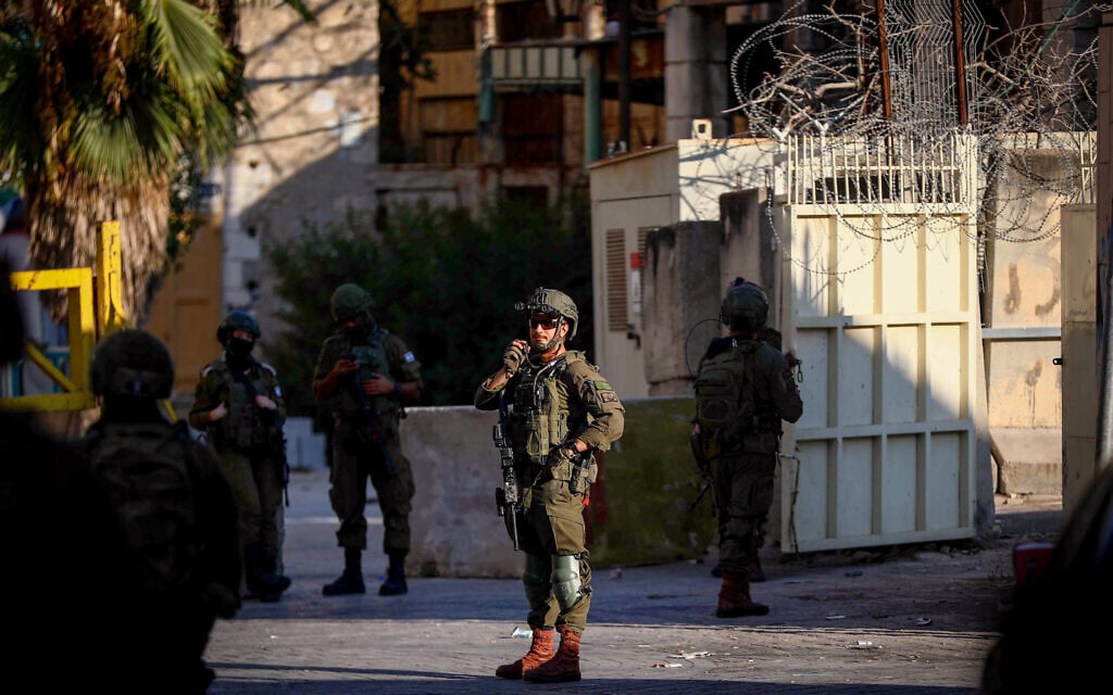 Israeli security forces guard as Jews tour in the West Bank city of Hebron, on August 8, 2026. (Wisam Hashlamoun/FLASH90)