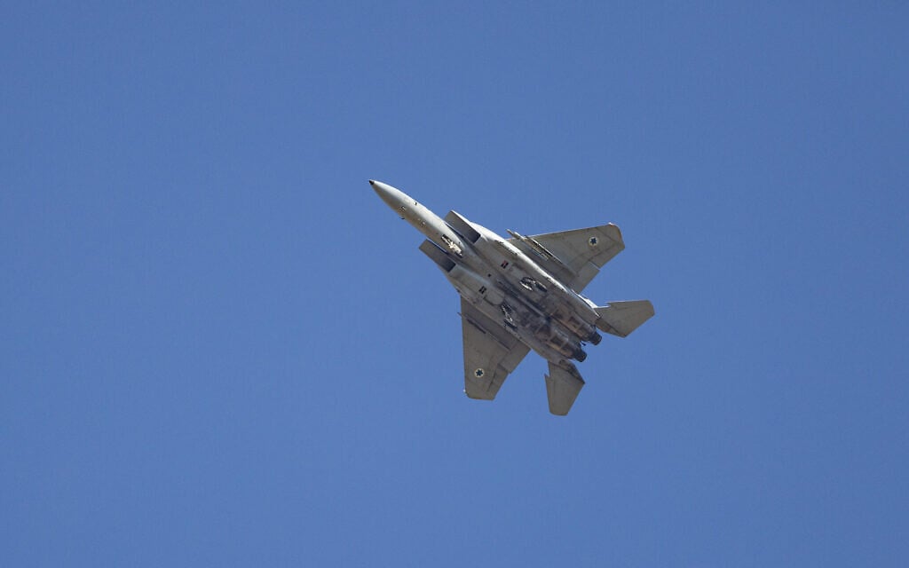 An Air Force fighter jet seen in the skies over central Israel, August 11, 2026. (Nati Shohat/Flash90)