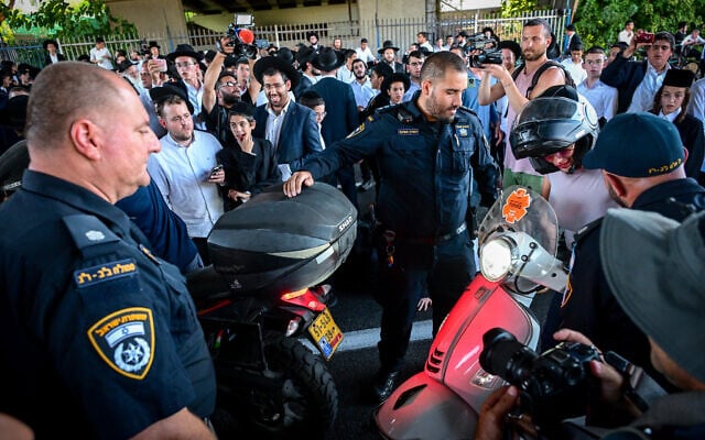 Ultra-Orthodox Jews clash with police during a protest against the drafting of Haredi Jews to the IDF, on Route 4 near Bnei Brak, August 8, 2026. (Avshalom Sassoni/Flash90)