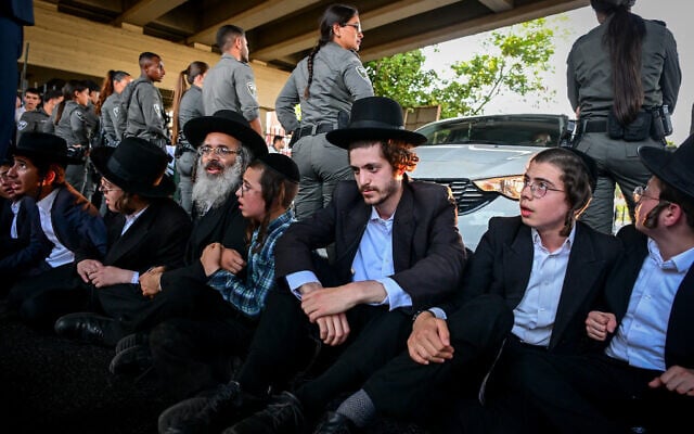 Ultra-Orthodox men clash with police during a protest against military enlistment, Bnei Brak, August 8, 2026. (Avshalom Sassoni/Flash90)