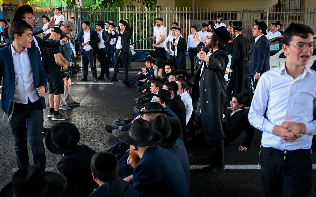 Ultra-Orthodox Jews clash with police during a protest against the drafting of Haredi Jews to the IDF, on Route 4 near Bnei Brak, August 8, 2026. (Avshalom Sassoni/Flash90)