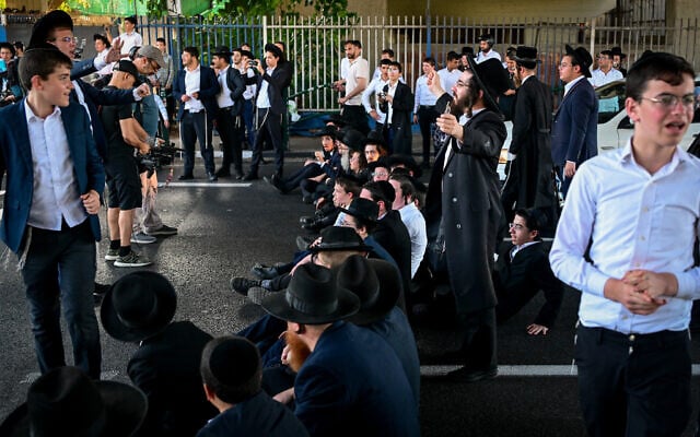 Ultra-Orthodox Jews clash with police during a protest against the drafting of Haredi Jews to the IDF, on Route 4 near Bnei Brak, August 8, 2026. (Avshalom Sassoni/Flash90)