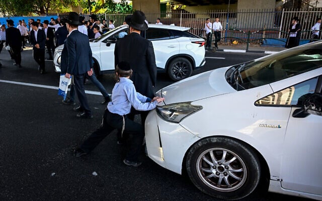 Ultra orthodox Jews block traffic on Route 4 near Bnei Brak on August 8, 2026. (Avshalom Sassoni/Flash90)